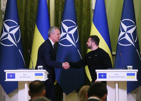 Bilder des Jahres 2023, News 04 April News Themen der Woche KW16 News Bilder des Tages NATO Secretary General Jens Stoltenberg Visits Kyiv, Amid Russia s Invasion Of Ukraine NATO Secretary General Jens Stoltenberg (L) and Ukrainian President Volodymyr Zelensky (R) shake hands during a joint a press-conference, following their meeting in Kyiv, Ukraine on 20 April 2023, amid Russia s invasion of Ukraine. Kyiv Ukraine  Copyright: xSTRx originalFilename: sindeyev-notitle230420_npkj0.jpg