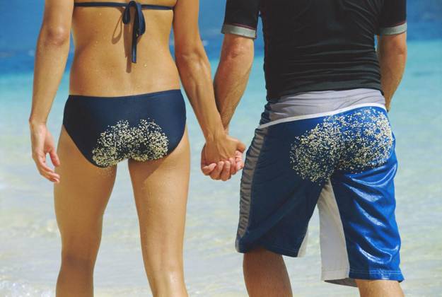  Couple holding hands at the beach (selective focus), model released, Symbolfoto , 15.03.2010, Copyright: xMonkeybusinessx Panthermedia2331587.jpg