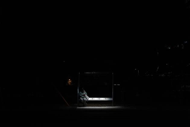 April 20, 2023, Santiago, Metropolitana, Chile: A woman sits waiting at a bus stop in Santiago, Chile. Santiago Chile - ZUMAb332 20230420_zip_b332_006 Copyright: xMatiasxBasualdox