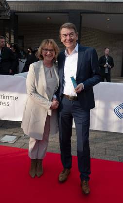 Joerg SCHOENENBORN und Jona TEICHMANN, Roter Teppich, Red Carpet Show, Ankunft, arrival, 59. Verleihung des Adolf-Grimme-Preises Adolf-Grimme-Preis Grimmepreis in Marl, 21.04.2023. oÂ¥Ã‚