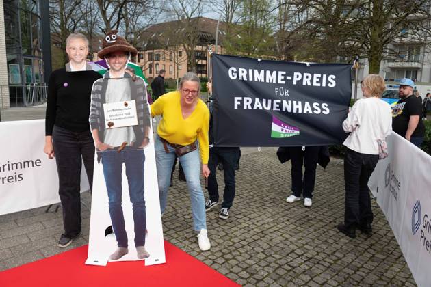 Demonstrantinnen kritisieren die Verleihung des Grimmepreises an Jan Boehmermann als ,,Grimmepreis fuer Frauenhass,, und verleihen ihm symbolisch den ,,Scheisspreis,, Roter Teppich, Red Carpet Show, Ankunft, arrival, 59. Verleihung des Adolf-Grimme-Preises Adolf-Grimme-Preis Grimmepreis in Marl, 21.04.2023. o¥Â