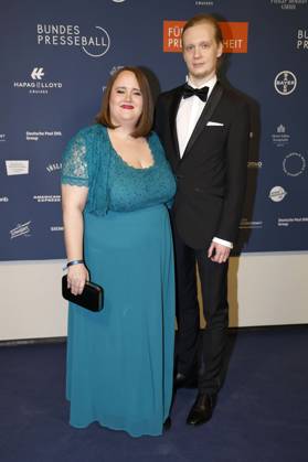 Ricarda Lang mit Partner Florian Wilsch beim 70. Bundespresseball 2023 im Hotel Adlon Kempinski. Berlin, 21.04.2023