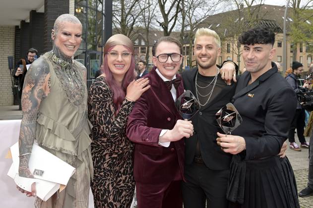 Avi Jakobs, Leni Bolt, Jan-Henrik Scheper-Stuke, Aljosha Muttardi und Ayan Yuruk bei der 59. Verleihung des Grimme Preises 2023 im Theater der Stadt Marl. Marl, 21.04.2023
