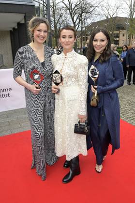 Franziska Hartmann, Peri Baumeister und Mina Tander bei der 59. Verleihung des Grimme Preises 2023 im Theater der Stadt Marl. Marl, 21.04.2023