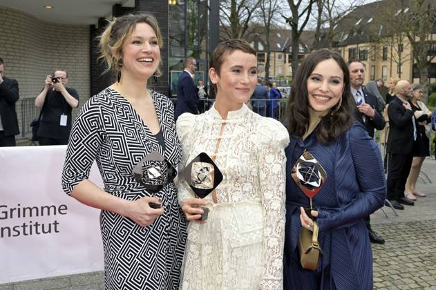 Franziska Hartmann, Peri Baumeister und Mina Tander bei der 59. Verleihung des Grimme Preises 2023 im Theater der Stadt Marl. Marl, 21.04.2023