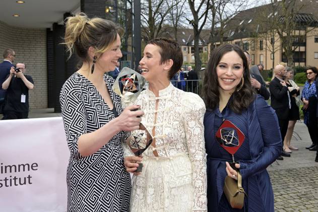 Franziska Hartmann, Peri Baumeister und Mina Tander bei der 59. Verleihung des Grimme Preises 2023 im Theater der Stadt Marl. Marl, 21.04.2023