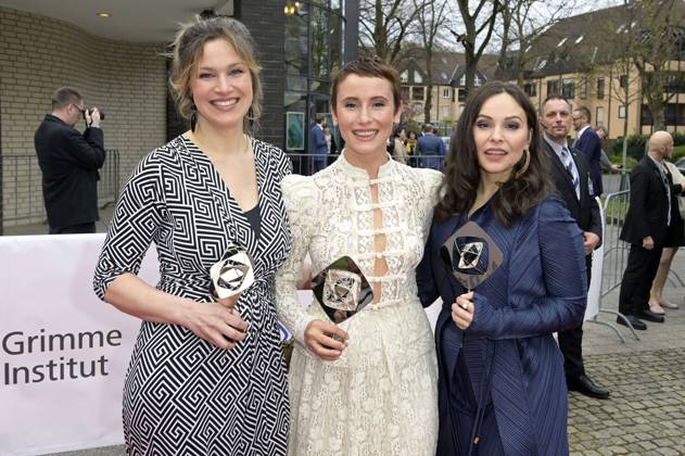 Franziska Hartmann, Peri Baumeister und Mina Tander bei der 59. Verleihung des Grimme Preises 2023 im Theater der Stadt Marl. Marl, 21.04.2023