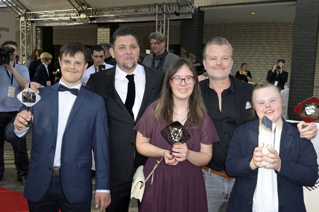Tim Mälzer und Andre Dietz mit ihrer Küchencrew bei der 59. Verleihung des Grimme Preises 2023 im Theater der Stadt Marl. Marl, 21.04.2023