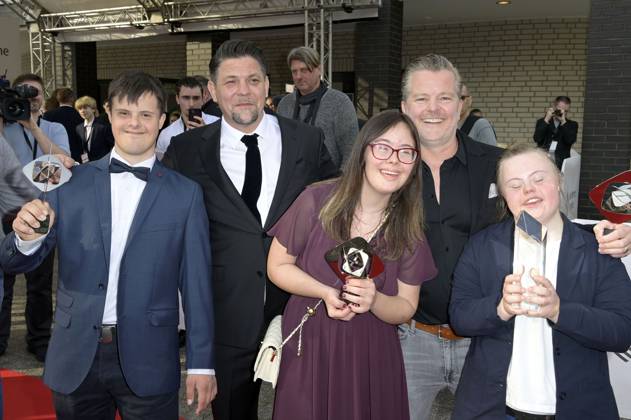 Tim Mälzer und Andre Dietz mit ihrer Küchencrew bei der 59. Verleihung des Grimme Preises 2023 im Theater der Stadt Marl. Marl, 21.04.2023