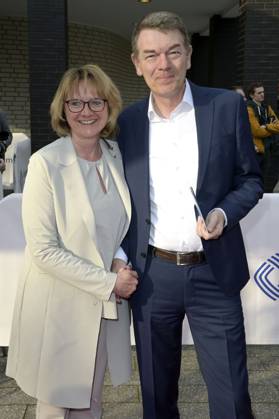 Jörg Schönenborn mit Ehefrau Jona Teichmann bei der 59. Verleihung des Grimme Preises 2023 im Theater der Stadt Marl. Marl, 21.04.2023