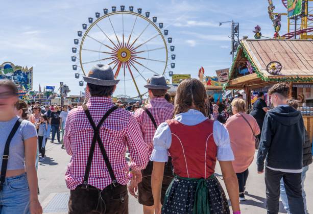 Bilder des Jahres 2023, News 04 April News Themen der Woche KW16 News Bilder des Tages Münchner Frühlingsfest im Sonnenschein, Besucher bummeln in bayerischer Tracht über das Volksfest, Theresienwiese, München, 22. April 2023 Deutschland, München, 22.04.2023, Besucher in bayerischer Tracht genießen den sonnigen warmen Frühlingstag auf dem Münchner Frühlingsfest, Temperaturen bis 21 Grad, Theresienwiese, Münchner Volksfest, Wochenende, Samstagmittag, Frühling, Bayern, bayerisch,
