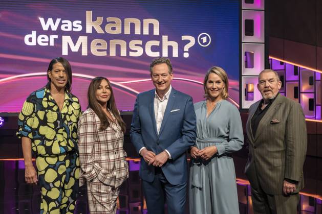Bilder des Jahres 2023, Entertainment 04 April Entertainment Themen der Woche KW16 Entertainment Bilder des Tages Was kann der Mensch - Eckart von Hirschhausen moderiert die Show. Im Bild von zwischen Moderator Eckart von Hirschhausen (Mitte) von links nach rechts die prominenten Rategäste Jorge Gonzalez, Simone Thomalla, Judith Rakers sowie Dietmar Bär. In der Show geht es um faszinierende Leistungen des Menschen. Köln Nordrhein-Westfalen Deutschland