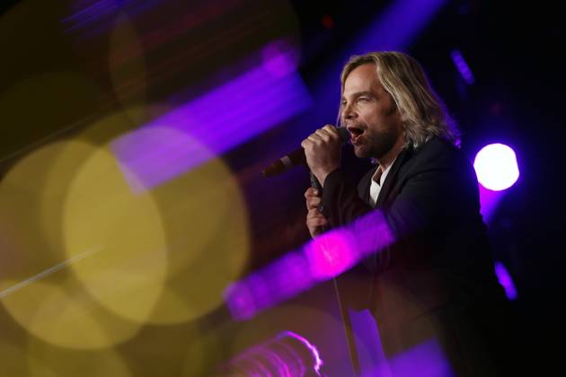 Sänger Tim Wilhelm von der Band Münchener Freiheit singt bei der Verleihung der Goldenen Sonne 2023 des TV-Senders sonnenklar.TV im Wunderland Kalkar. Kalkar, 22.04.2023 NRW Deutschland Copyright: xChristophxHardtx