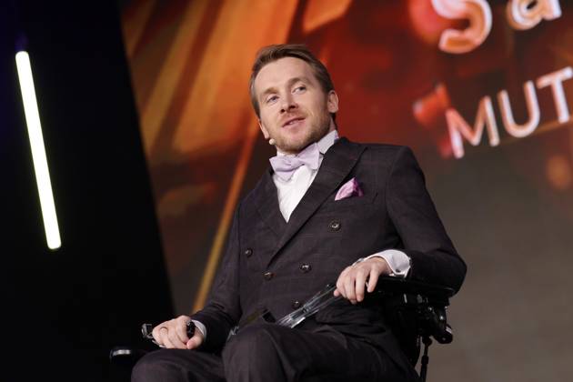Schauspieler Samuel Koch erhält bei der Verleihung der Goldenen Sonne 2023 des TV-Senders sonnenklar.TV den Award in der Kategorie Mutmacher der Nation im Wunderland Kalkar. Kalkar, 22.04.2023 NRW Deutschland Copyright: xChristophxHardtx