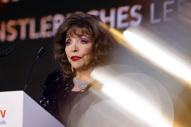 Schauspielerin Joan Collins erhält bei der Verleihung der Goldenen Sonne 2023 des TV-Senders sonnenklar.TV den Lifetime Achievement Award im Wunderland Kalkar. Kalkar, 22.04.2023 NRW Deutschland Copyright: xChristophxHardtx
