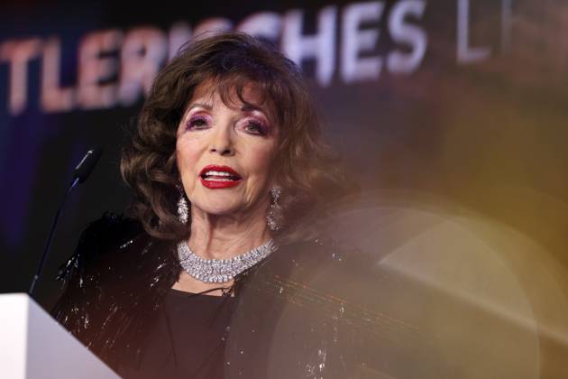 Schauspielerin Joan Collins erhält bei der Verleihung der Goldenen Sonne 2023 des TV-Senders sonnenklar.TV den Lifetime Achievement Award im Wunderland Kalkar. Kalkar, 22.04.2023 NRW Deutschland Copyright: xChristophxHardtx