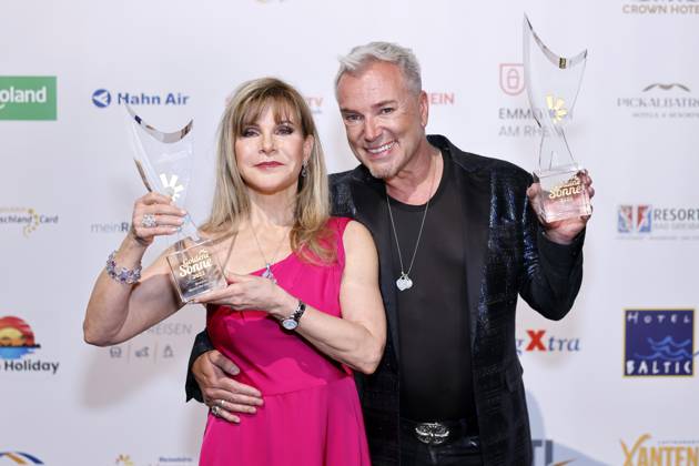 Die Musical-Darsteller Deborah Sasson und Uwe Kröger erhalten bei der Verleihung der Goldenen Sonne 2023 des TV-Senders sonnenklar.TV den Award als Musical Darsteller des Jahres im Wunderland Kalkar. Kalkar, 22.04.2023 NRW Deutschland Copyright: xChristophxHardtx