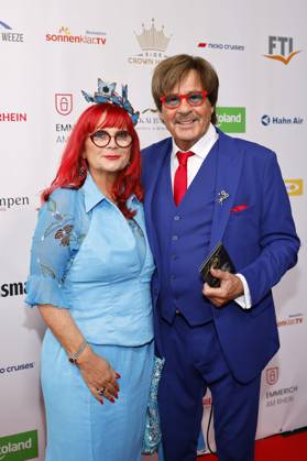 Moderator Jörg Draeger mit Ehefrau Petra Draeger bei der Verleihung der Goldenen Sonne 2023 des TV-Senders sonnenklar.TV im Wunderland Kalkar. Kalkar, 22.04.2023 NRW Deutschland Copyright: xChristophxHardtx