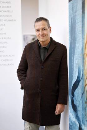 Kabarettist Dieter Nuhr bei der Vernissage zu seiner Ausstellung Dieter Nuhr. Ent-fernte Welt in der Galerie Geuer & Geuer Art. Düsseldorf, 20.04.2023 NRW Deutschland Copyright: xChristophxHardtx