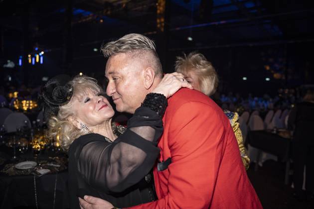 Goldene Sonne 2023 von Sonnenklar.TV in Kalkar Eva Jacob, ehemals Jacob Sisters, begrüsst Reality-TV-Darsteller Hubert Fella;Goldene Sonne 2023 von Sonnenklar.TV in Kalkar Eva Jacob, ehemals Jacob Sisters, begrüsst Reality-TV-Darsteller Hubert Fella, Kalkar Nordrhein-Westfalen Deutschland Wunderland Kalkar