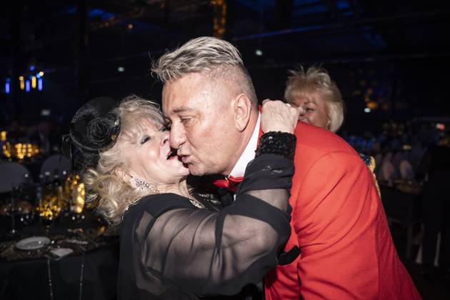Goldene Sonne 2023 von Sonnenklar.TV in Kalkar Eva Jacob, ehemals Jacob Sisters, begrüsst Reality-TV-Darsteller Hubert Fella;Goldene Sonne 2023 von Sonnenklar.TV in Kalkar Eva Jacob, ehemals Jacob Sisters, begrüsst Reality-TV-Darsteller Hubert Fella, Kalkar Nordrhein-Westfalen Deutschland Wunderland Kalkar
