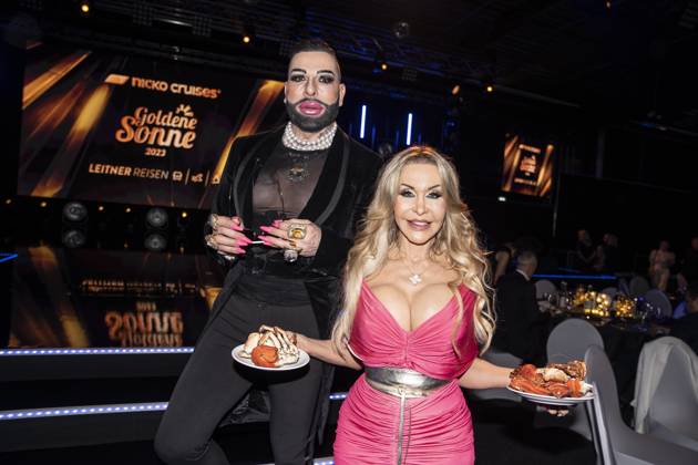 Goldene Sonne 2023 von Sonnenklar.TV in Kalkar Harald Glööckler, Modedesigner und TV-Darsteller mit Dolly Buster, ehemalige Pornodarstellerin und Unternehmerin - Dolly hält zwei Teller mit Hummer in den Händen;Goldene Sonne 2023 von Sonnenklar.TV in Kalkar Harald Glööckler, Modedesigner und TV-Darsteller mit Dolly Buster, ehemalige Pornodarstellerin und Unternehmerin - Dolly hält zwei Teller mit Hummer in den Händen, Kalkar Nordrhein-Westfalen Deutschland Wunderland Kalkar
