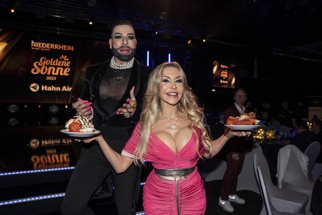 Goldene Sonne 2023 von Sonnenklar.TV in Kalkar Harald Glööckler, Modedesigner und TV-Darsteller mit Dolly Buster, ehemalige Pornodarstellerin und Unternehmerin - Dolly hält zwei Teller mit Hummer in den Händen;Goldene Sonne 2023 von Sonnenklar.TV in Kalkar Harald Glööckler, Modedesigner und TV-Darsteller mit Dolly Buster, ehemalige Pornodarstellerin und Unternehmerin - Dolly hält zwei Teller mit Hummer in den Händen, Kalkar Nordrhein-Westfalen Deutschland Wunderland Kalkar