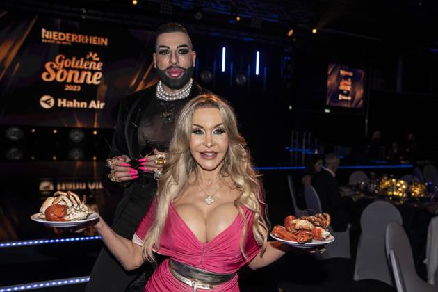 Goldene Sonne 2023 von Sonnenklar.TV in Kalkar Harald Glööckler, Modedesigner und TV-Darsteller mit Dolly Buster, ehemalige Pornodarstellerin und Unternehmerin - Dolly hält zwei Teller mit Hummer in den Händen;Goldene Sonne 2023 von Sonnenklar.TV in Kalkar Harald Glööckler, Modedesigner und TV-Darsteller mit Dolly Buster, ehemalige Pornodarstellerin und Unternehmerin - Dolly hält zwei Teller mit Hummer in den Händen, Kalkar Nordrhein-Westfalen Deutschland Wunderland Kalkar