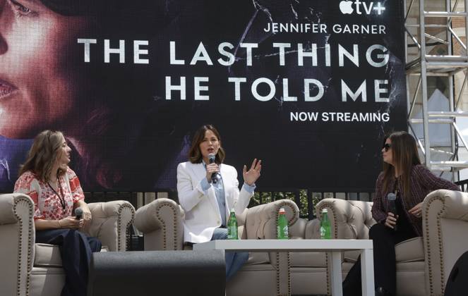 Bilder des Jahres 2023, Entertainment 04 April Entertainment Themen der Woche KW16 Entertainment Bilder des Tages 22 April 2023 Los Angeles, California - Lorraine Ali, Jennifer Garner, Laura Dave. The LA Timea Festival Of Books 2023 held at University of Southern California in Los Angeles. Photo Credit: AdMedia 291056 2023-04-22 CA Los Angeles Etats-Unis  Copyright: xAdMediax STAR_291056_045