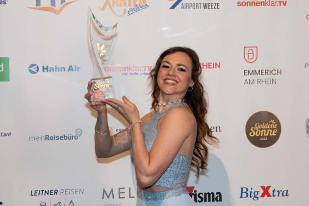 Yvonne PFERRER, erhaelt den Ehrenpreis Goldene Sonne Digital, Die Goldene Sonne 2023, am 22.04.2023 im Wunderland Kalkar,