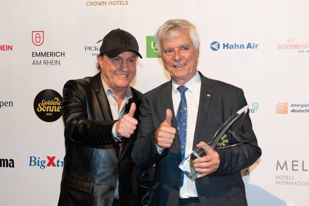 Ulf MERBOLD, Astronaut, erhaelt den Ehrenpreis fuer sein Lebenswerk Wissenschaft und Forschung, mit Laudator Peter SCHILLING, links, Saenger, Die Goldene Sonne 2023, am 22.04.2023 im Wunderland Kalkar,