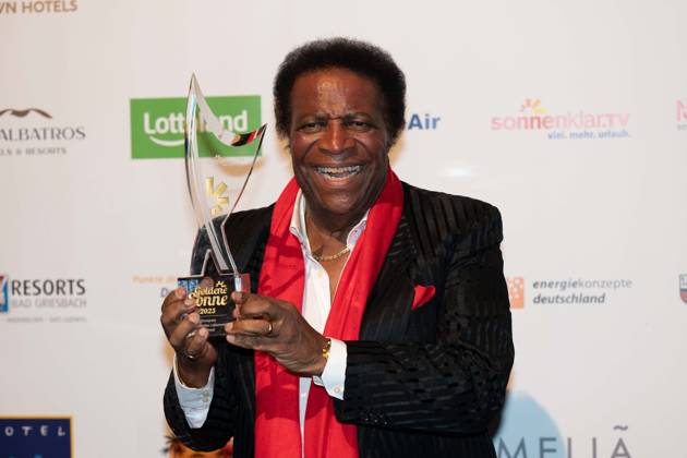 Roberto BLANCO, Saenger, erhaelt den Ehrenpreis Musikalisches Lebenswerk National, Die Goldene Sonne 2023, am 22.04.2023 im Wunderland Kalkar,
