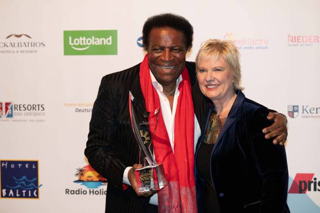 Roberto BLANCO, Saenger, erhaelt den Ehrenpreis Musikalisches Lebenswerk National, mit Laudatorin Birgit Biggi LECHTERMANN, Moderatorin, Die Goldene Sonne 2023, am 22.04.2023 im Wunderland Kalkar,