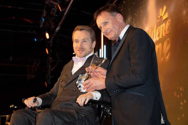 Samuel KOCH, Schauspieler, erhaelt den Ehrenpreis Mutmacher der Nation, mit Laudator Peter ILLMANN, Moderator, Die Goldene Sonne 2023, am 22.04.2023 im Wunderland Kalkar,