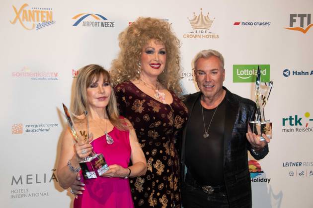 Deborah SASSON, Saengerin, und Uwe KROEGER, Kröger, Saenger, erhalten den Ehrenpreis Musical Stars des Jahres, mit Laudatorin Gloria GRAY, Schauspielerin und Saengerin, Die Goldene Sonne 2023, am 22.04.2023 im Wunderland Kalkar,