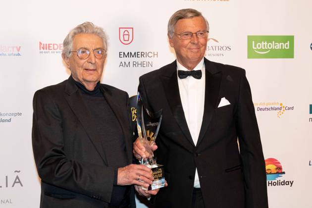 Gerhart BAUM, Politiker, FDP, erhaelt den Ehrenpreis fuer sein politisches Lebenswerk, mit Laudator Wolfgang BOSBACH, Politiker, CDU, Die Goldene Sonne 2023, am 22.04.2023 im Wunderland Kalkar,