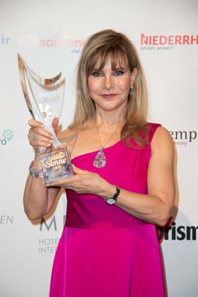 Deborah SASSON, Saengerin, erhaelt den Ehrenpreis Musical Stars des Jahres, Die Goldene Sonne 2023, am 22.04.2023 im Wunderland Kalkar,