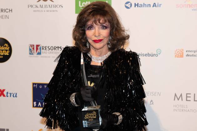 Dame Joan COLLINS, Schauspielerin, erhaelt den Ehrenpreis fuer ihr Lebenswerk, Lifetime Achievement Award, Die Goldene Sonne 2023, am 22.04.2023 im Wunderland Kalkar,
