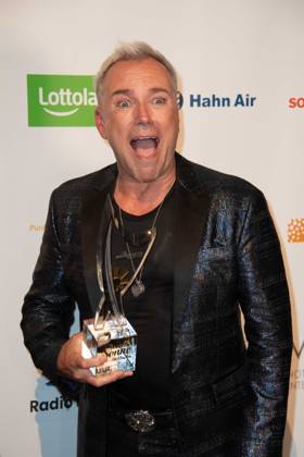Uwe KROEGER, Kröger, Saenger, erhaelt den Ehrenpreis Musical Stars des Jahres, Die Goldene Sonne 2023, am 22.04.2023 im Wunderland Kalkar,