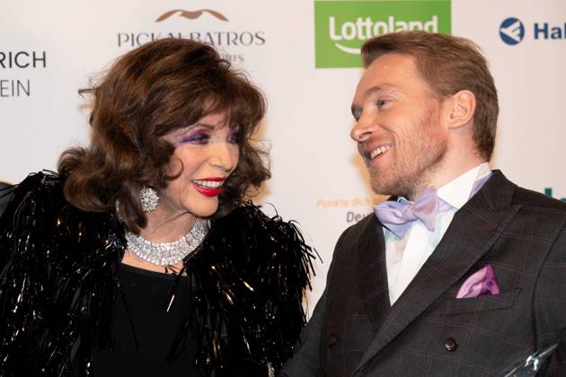 Dame Joan COLLINS, Schauspielerin, erhaelt den Ehrenpreis fuer ihr Lebenswerk, Lifetime Achievement Award, Samuel KOCH, Schauspieler, erhaelt den Ehrenpreis Mutmacher der Nation, Die Goldene Sonne 2023, am 22.04.2023 im Wunderland Kalkar,