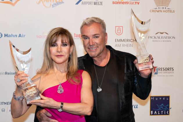 Deborah SASSON, Saengerin, und Uwe KROEGER, Kröger, Saenger, erhalten den Ehrenpreis Musical Stars des Jahres, Die Goldene Sonne 2023, am 22.04.2023 im Wunderland Kalkar,