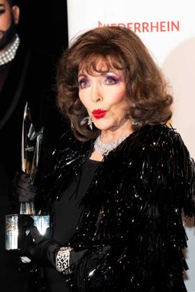 Dame Joan COLLINS, Schauspielerin, erhaelt den Ehrenpreis fuer ihr Lebenswerk, Lifetime Achievement Award, Die Goldene Sonne 2023, am 22.04.2023 im Wunderland Kalkar,