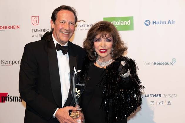 Dame Joan COLLINS, Schauspielerin, erhaelt den Ehrenpreis fuer ihr Lebenswerk, Lifetime Achievement Award, mit Ehemann Percy GIBSON, Die Goldene Sonne 2023, am 22.04.2023 im Wunderland Kalkar,