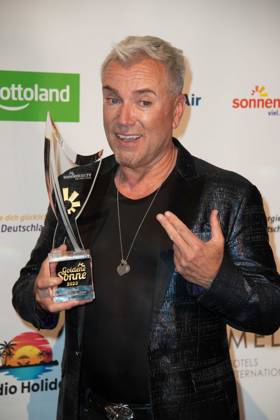 Uwe KROEGER, Kröger, Saenger, erhaelt den Ehrenpreis Musical Stars des Jahres, Die Goldene Sonne 2023, am 22.04.2023 im Wunderland Kalkar,