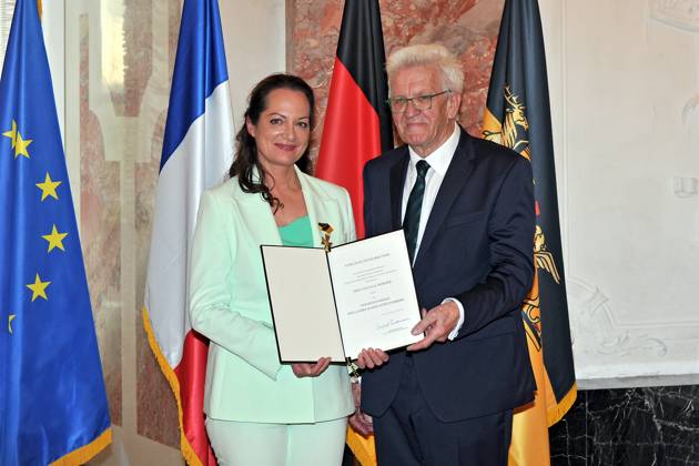 Bilder des Jahres 2023, Entertainment 04 April Entertainment Themen der Woche KW16 erleihung des Verdienstorden des Landes Baden-Württemberg. Winfried Kretschmann ( Bündnis 90 Die Grünen Ministerpräsident Baden-Württemberg ) und Natalia Wörner anläßlich der Verleihung des Verdienstorden des Landes Baden-Württemberg am 22.04.2023 im Schloss Mannheim. 20230422MWI64232