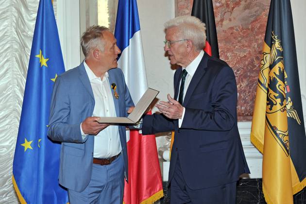 erleihung des Verdienstorden des Landes Baden-Württemberg. Winfried Kretschmann ( Bündnis 90 Die Grünen Ministerpräsident Baden-Württemberg ) und Christian Streich anläßlich der Verleihung des Verdienstorden des Landes Baden-Württemberg am 22.04.2023 im Schloss Mannheim. 20230422MWI64191