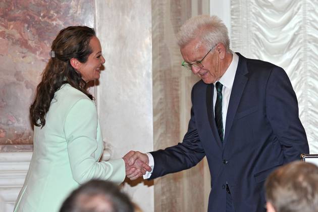 erleihung des Verdienstorden des Landes Baden-Württemberg. Winfried Kretschmann ( Bündnis 90 Die Grünen Ministerpräsident Baden-Württemberg ) und Natalia Wörner anläßlich der Verleihung des Verdienstorden des Landes Baden-Württemberg am 22.04.2023 im Schloss Mannheim. 20230422MWI64216
