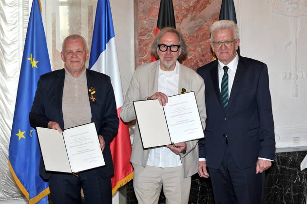 erleihung des Verdienstorden des Landes Baden-Württemberg. Winfried Kretschmann ( Bündnis 90 Die Grünen Ministerpräsident Baden-Württemberg ) , Prof. Udo Dahmen und Prof. Hubert Wandjo anläßlich der Verleihung des Verdienstorden des Landes Baden-Württemberg am 22.04.2023 im Schloss Mannheim. 20230422MWI64095