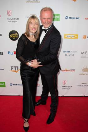 Frank NEUENFELS, Saenger, und Sarah BACKHAUS, Roter Teppich, Red Carpet Show, Ankunft, arrival, Die Goldene Sonne 2023, am 22.04.2023 im Wunderland Kalkar,