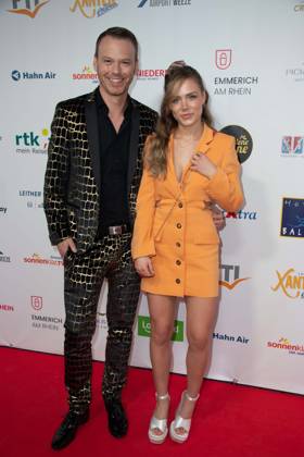 Marie WEGENER, Saengerin Christian EHRLICH, Roter Teppich, Red Carpet Show, Ankunft, arrival, Die Goldene Sonne 2023, am 22.04.2023 im Wunderland Kalkar,
